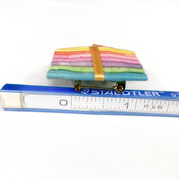 Quilters miniature fat quarter pincushion fashion accessory pins to wear or gift - Picture 6 of 6